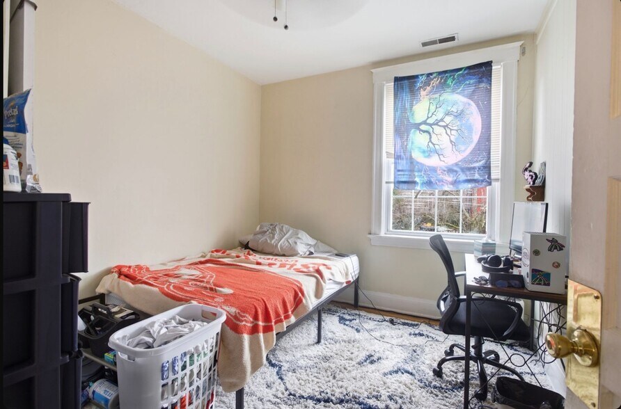 Building Photo - 132 Parker St