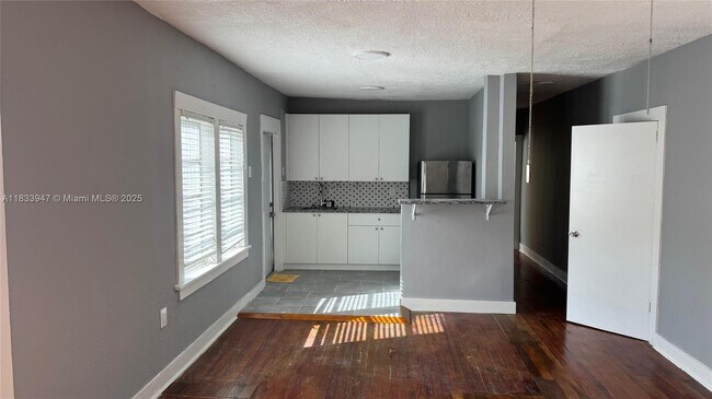 Building Photo - 1849 Dewey St