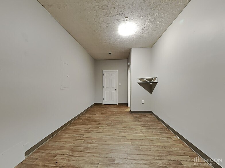 Building Photo - 205 N Willow Ct