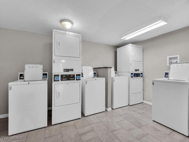 Building Photo - 4617 Bayshore Dr