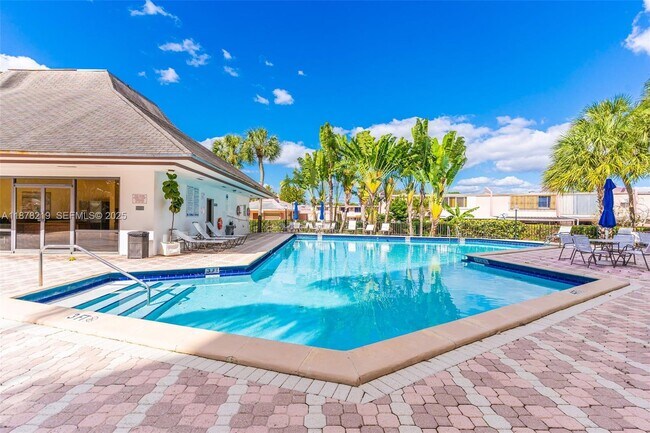 Building Photo - 13951 Kendale Lakes Cir