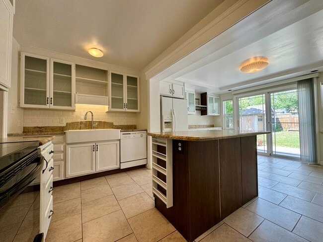 Building Photo - Beautiful 2 bedroom, 1.5 bathrooms plus an office!! Available NOW!