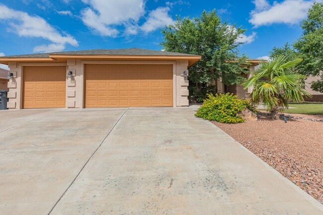 Building Photo - Beautiful Home in the Golf Course Area