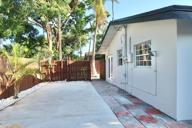 Building Photo - 112 SW 20th Ave