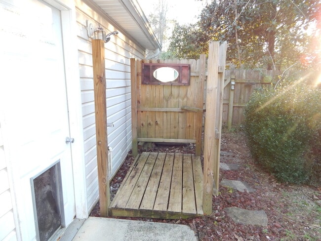 Building Photo - Adorable!!  Centrally located on quiet Cul...