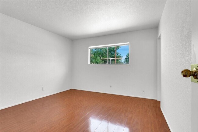 Building Photo - 2805 Sultana St