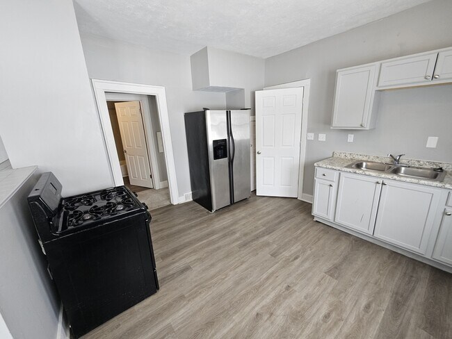 Building Photo - 3784 E 114th St