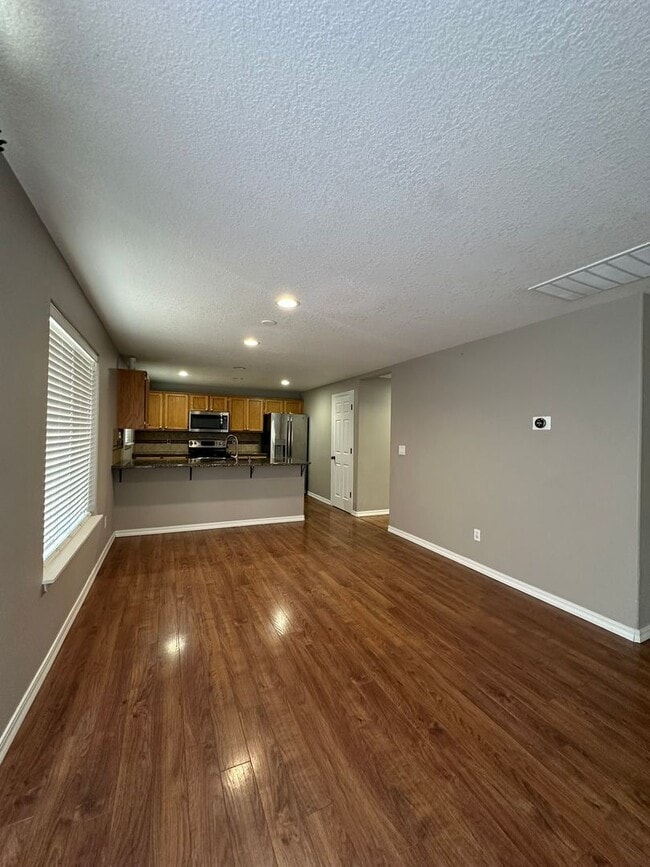 Building Photo - 4 bedroom, 2288sf home. Close to Nike, Int...
