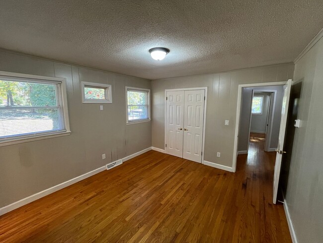 Building Photo - Charming 3-bedroom 1.5-bathroom brick home