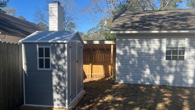 Building Photo - Sleek and Stylish 3 Bedroom, 2 full bath cottage home in Mid-town! Only $1750/mo.!!