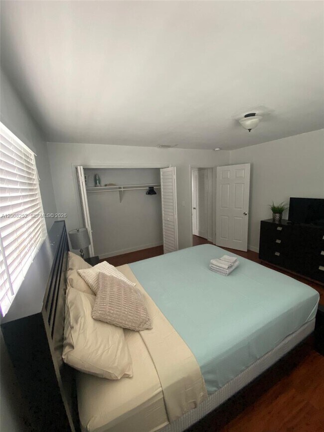 Building Photo - 1740 NE 56th St