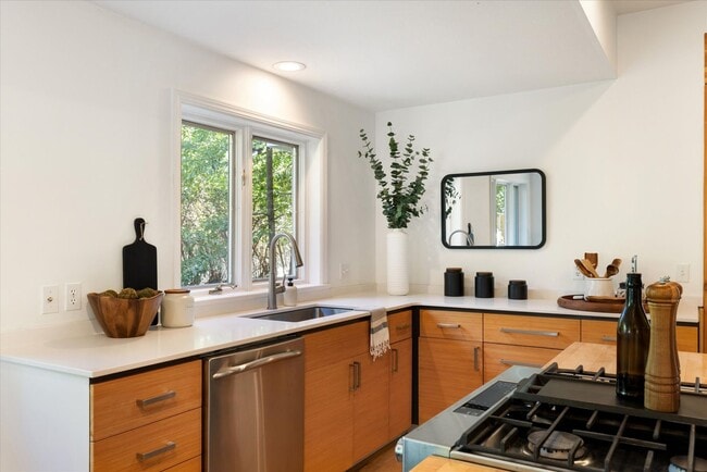 Building Photo - Open Concept Historic Home in Downtown Boz...