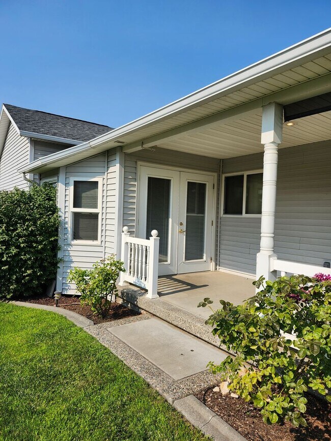 Building Photo - New Listing in a Beautiful Location in a Golf Community