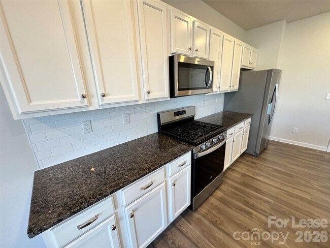 Building Photo - 2011 Weddington Pointe Dr