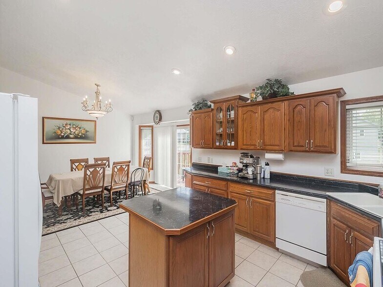 Building Photo - 809 S Outlook Dr