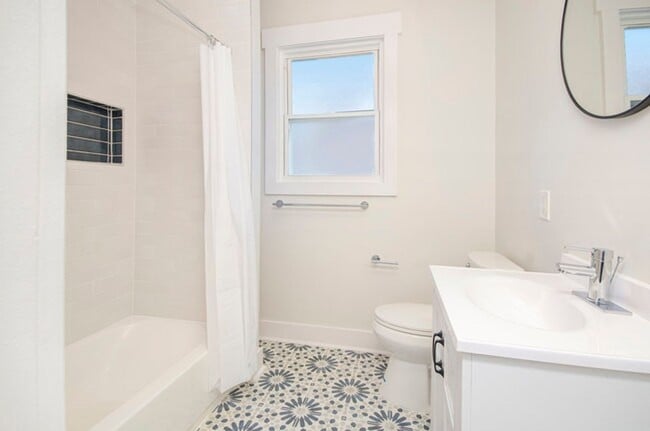Building Photo - Lower Unit - Newly Constructed - 2 bed/2 b...