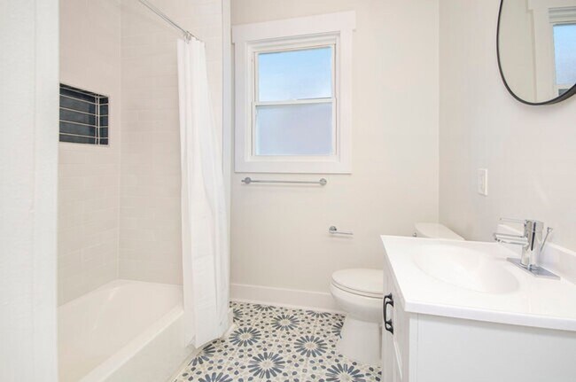 Building Photo - Lower Unit - Newly Constructed - 2 bed/2 bath - Must See!