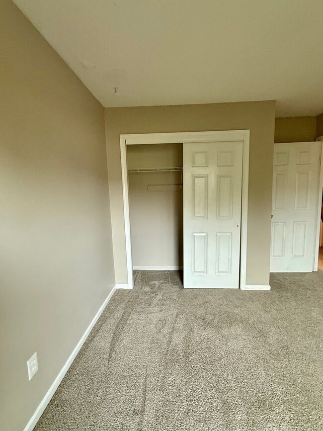 Building Photo - 3BD/2.5BA Brick Townhouse in Washington Commons off of Great Neck! Renovated throughout!