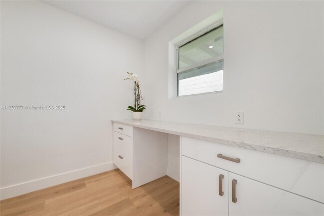 Building Photo - 2811 SW 65th Ave