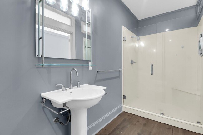 Building Photo - Stunning Corner Loft in the Heart of Historic Downtown Savannah