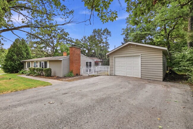 Building Photo - 131 Oak Dr