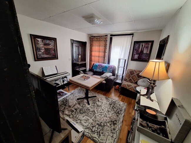Building Photo - Cute 1 Bedroom 1 Bath Apartment On The Nor...