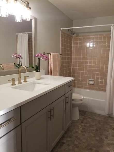 Building Photo - 1030 Davidson Dr