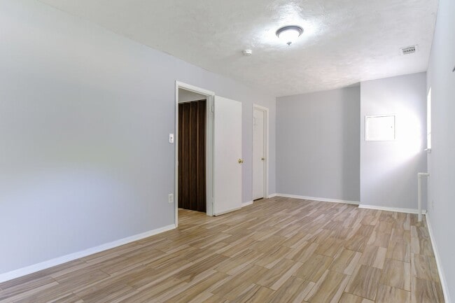 Building Photo - Move In Ready Townhome in Gaithersburg!