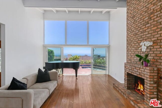 Building Photo - 1175 Las Pulgas Pl