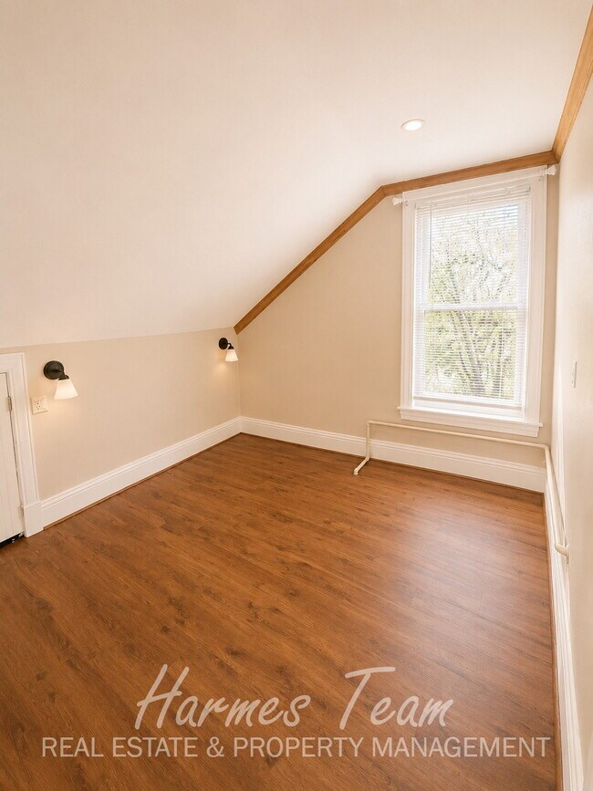 Building Photo - Upper-Level One-of-a-Kind 2 Bedroom 1 Bathroom Apartment