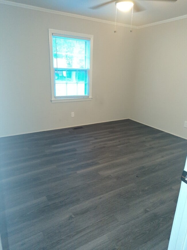 Building Photo - 2 Bedroom 1 Bathroom