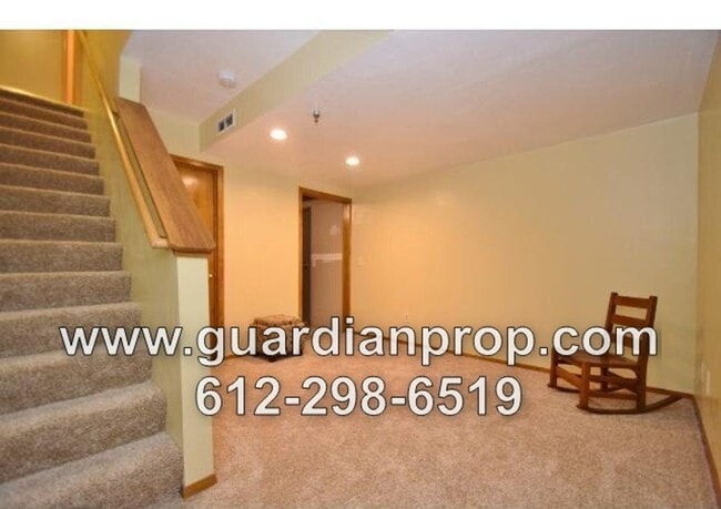 Building Photo - Rosemount Townhouse Available September 1,...
