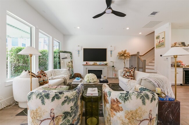 Building Photo - 5233 Darling St