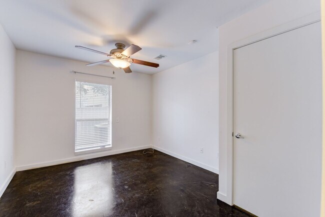 Building Photo - Modern Townhome In The Heart Of Midtown!