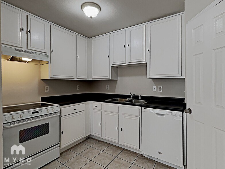 Building Photo - 314 Queens Ct N