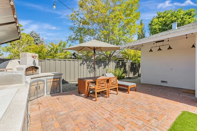 Building Photo - Remodeled Home in near Downtown Mountain View