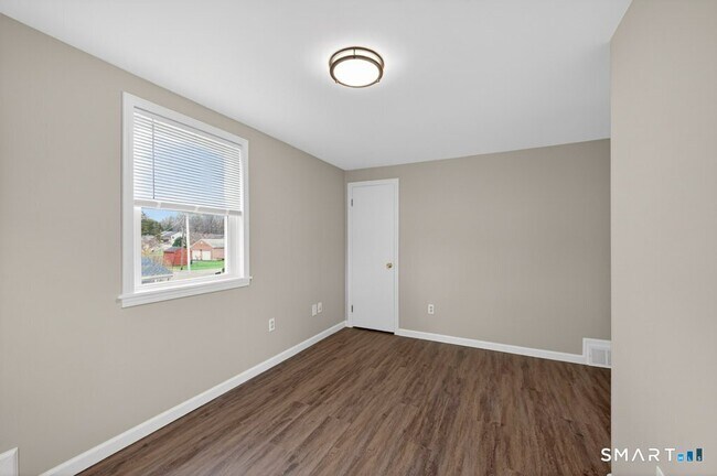 Building Photo - 121 Milldale Ave