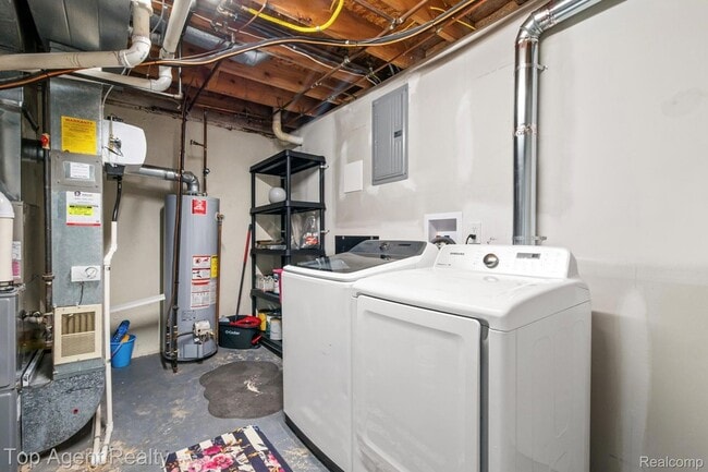 Building Photo - 38887 Country Cir