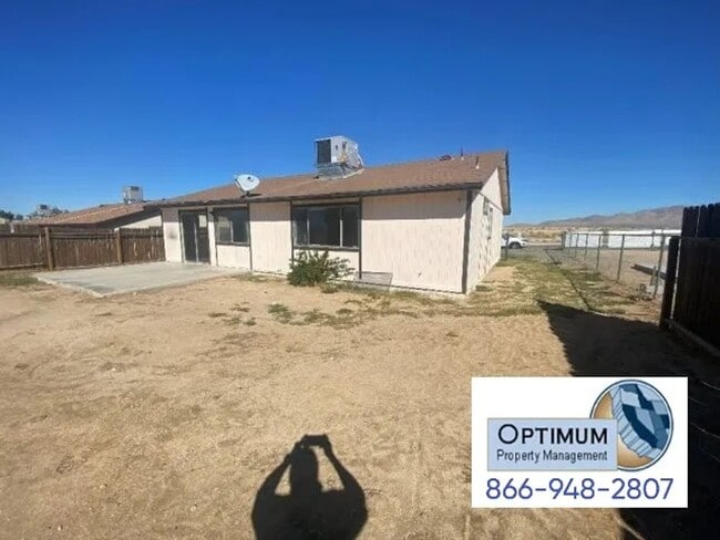 Building Photo - Charming 3-Bedroom Home with Large Backyard & Fenced Front Yard