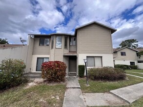 Building Photo - Great townhouse -  available now!