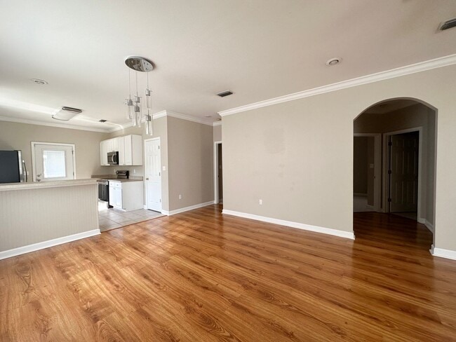 Building Photo - Beautifully Updated 3 Bedroom Home in Dest...