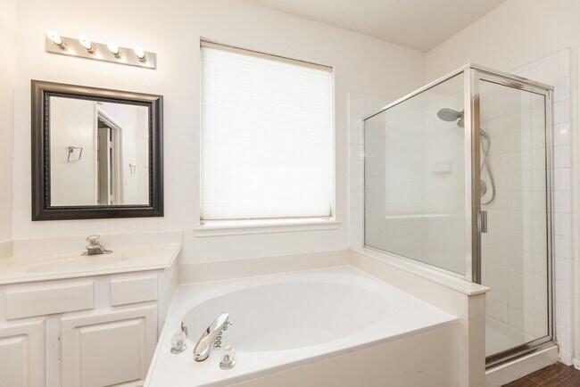 Building Photo - 910 Presley Way