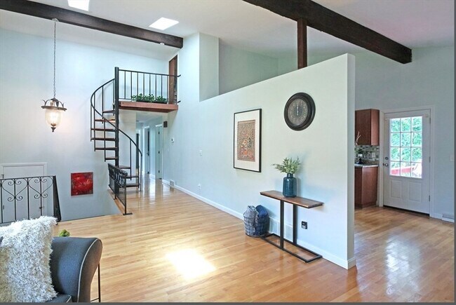 Building Photo - 88 St Mary St