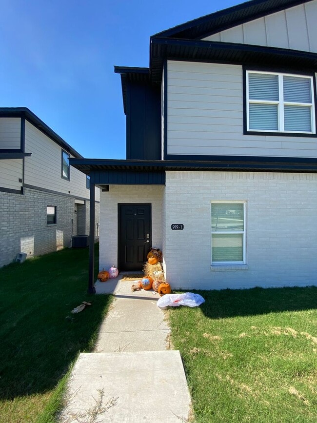 Building Photo - 919 S Rupple Rd