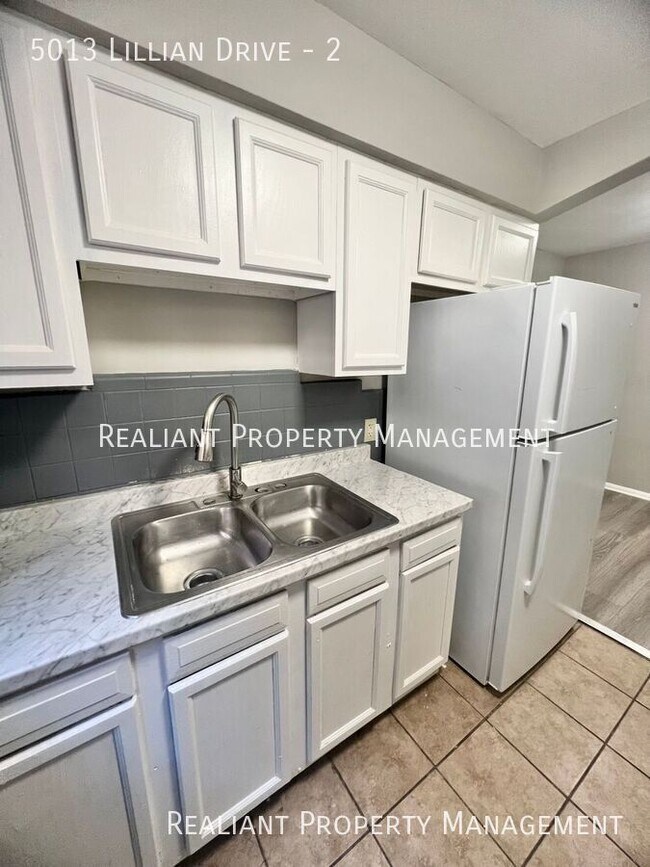 Building Photo - 5013 Lillian Dr