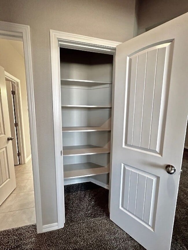 Building Photo - 5 Bedroom Home Close to Downtown Monument!!