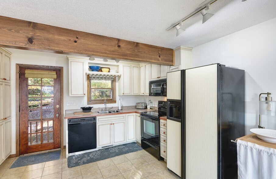 Building Photo - 8034 Hill Trail N
