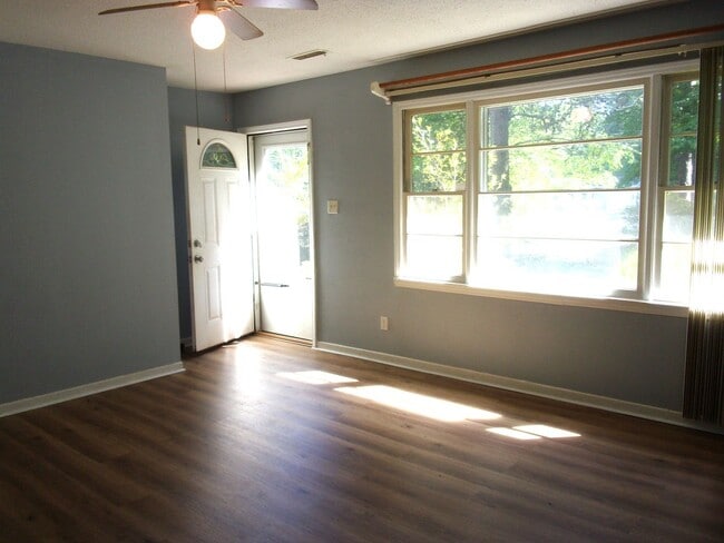 Building Photo - 3 Bedroom 1 1/2 Bath Home on 1 Acre in Newport