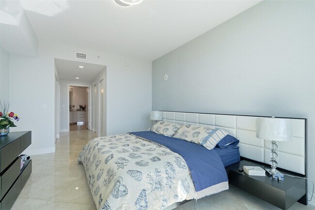 Building Photo - 3030 NE 188th St