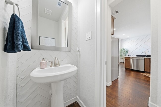 Building Photo - 4011 Centre Glen Dr